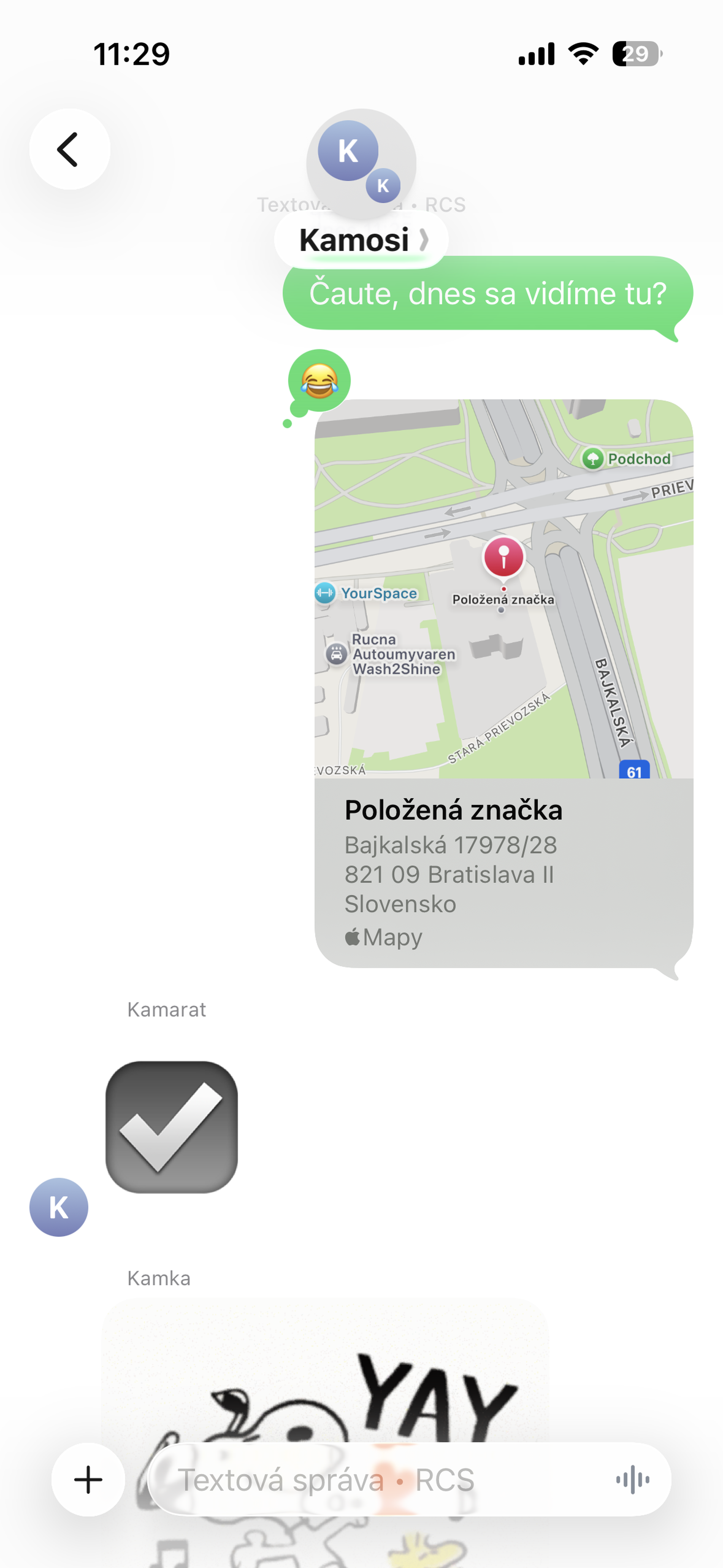 Screenshot RCS Groupchat Komunikácia v aplikácii Správy medzi tromi účastníkmi formou RCS. Poslaný text „Čaute, dnes sa vidíme tu?“, a pod textom pripnutá mapa so značkou odkazujúca na adresu. Reakcia k mape je emotikon smejúcej sa tváre. Odpoveď je formou emotikonu v tvare súhlasneho zaškrtnutia, a tretí reagoval formou pohyblivého obrázku, ktorý zachytáva kresleného psa, ktorý súhlasne prikyvuje a vraví po anglicky „YAY“)