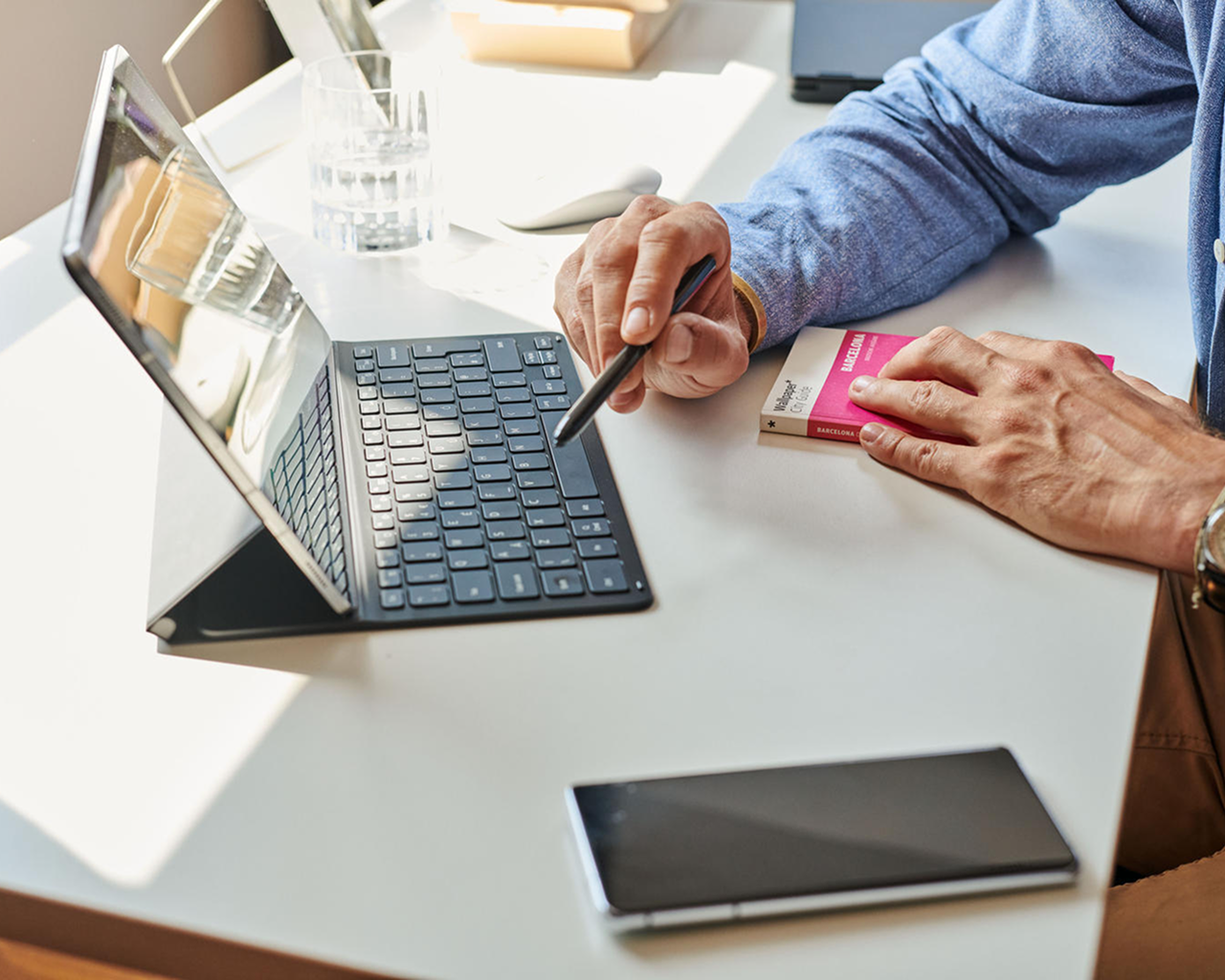 Osoba so stylusom v ruke pri tablete