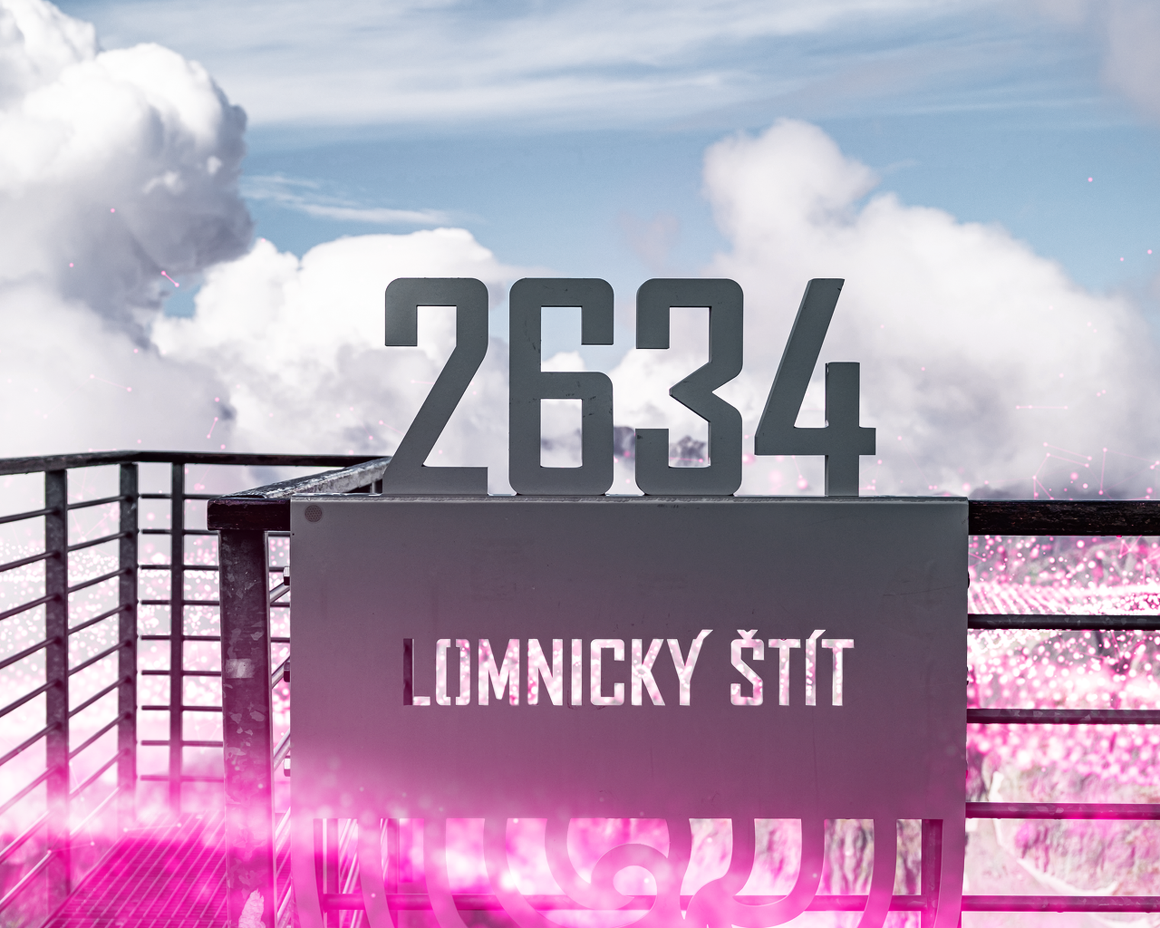 Nápis "2634 Lomnický štít" s výhľadom na oblaky.