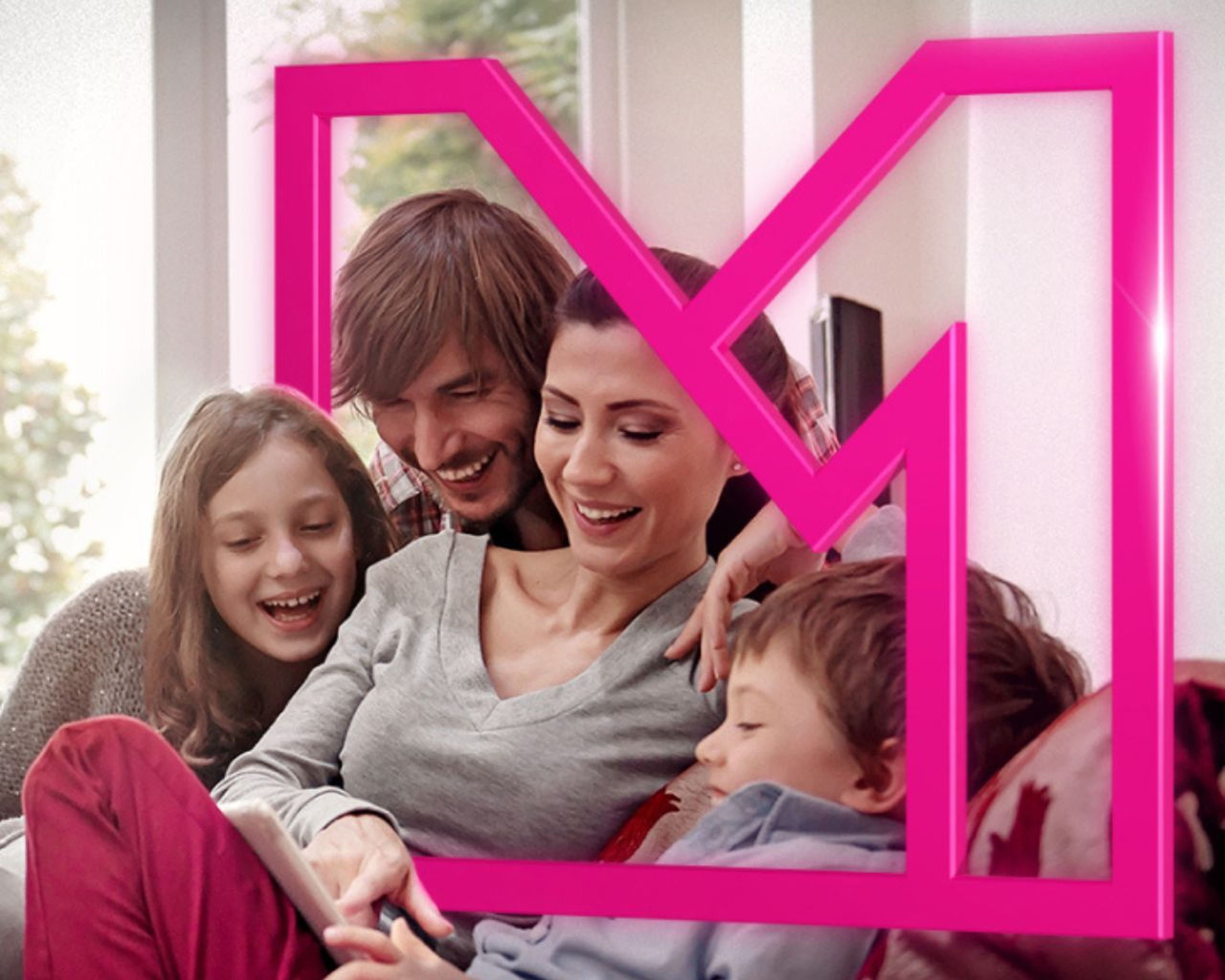 Štvorčlenná rodina vrátane dvoch detí sa šťastne zhromaždila na gauči, obklopená ružovým geometrickým rámom.