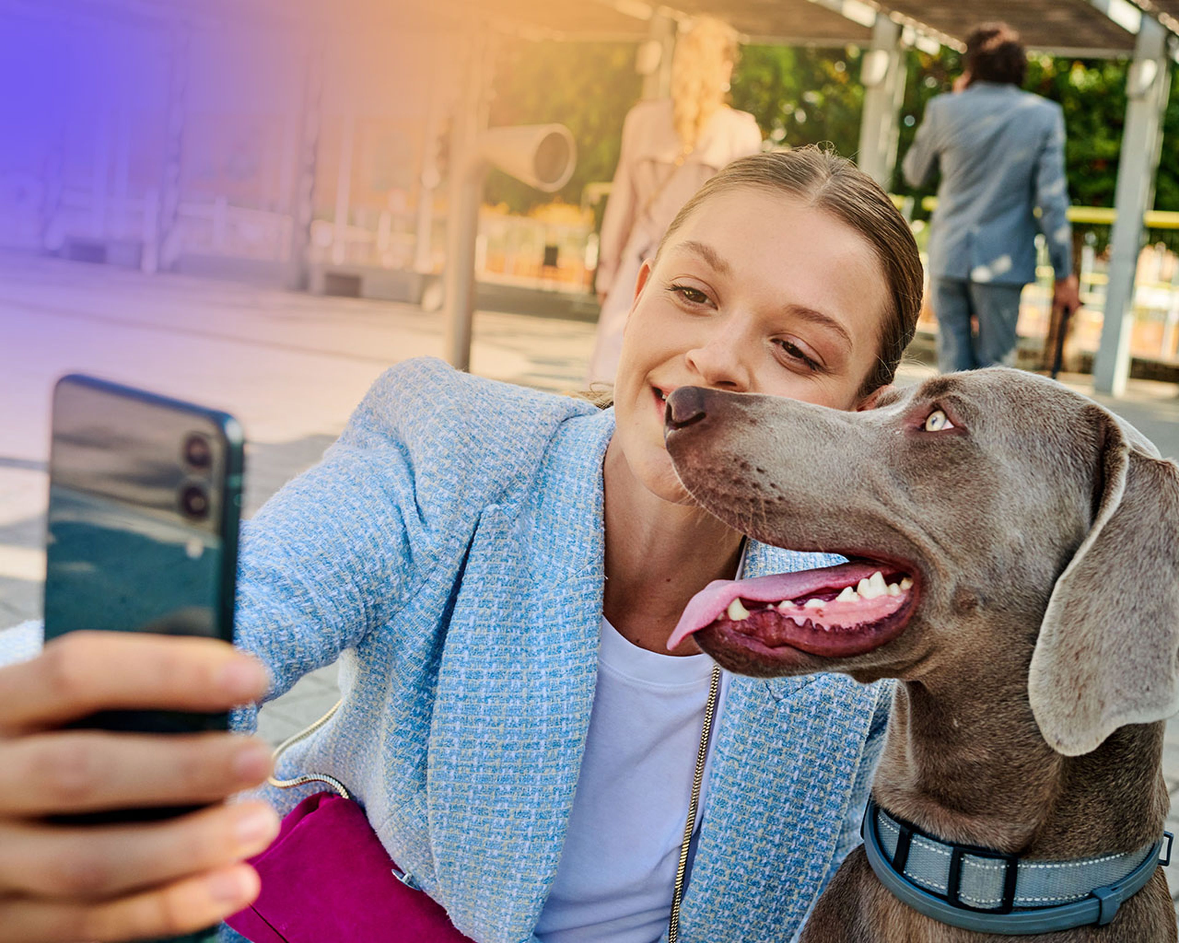 Dievčina si robí selfie so svojim psíkom