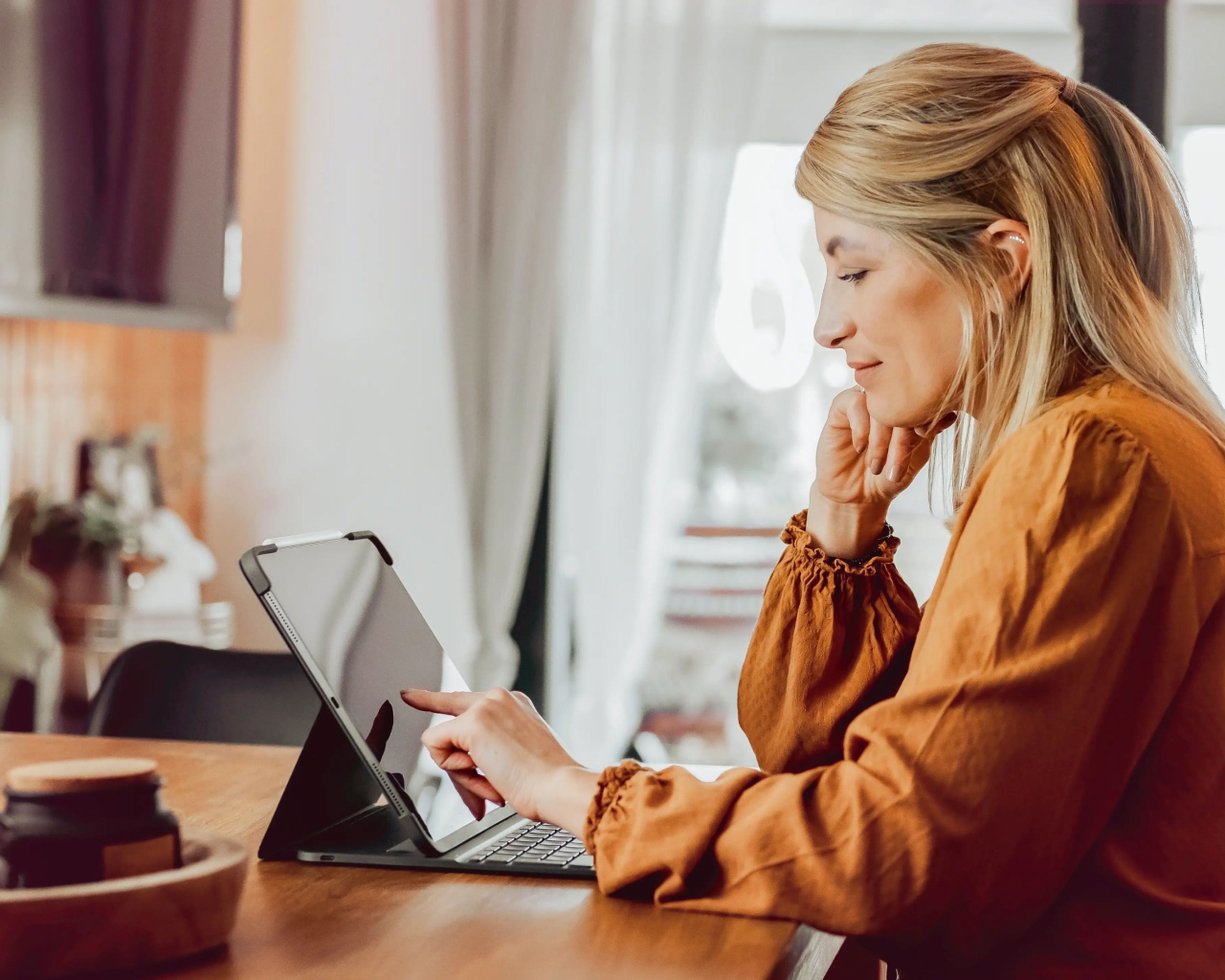 Žena s prstom na obrazovke tabletu