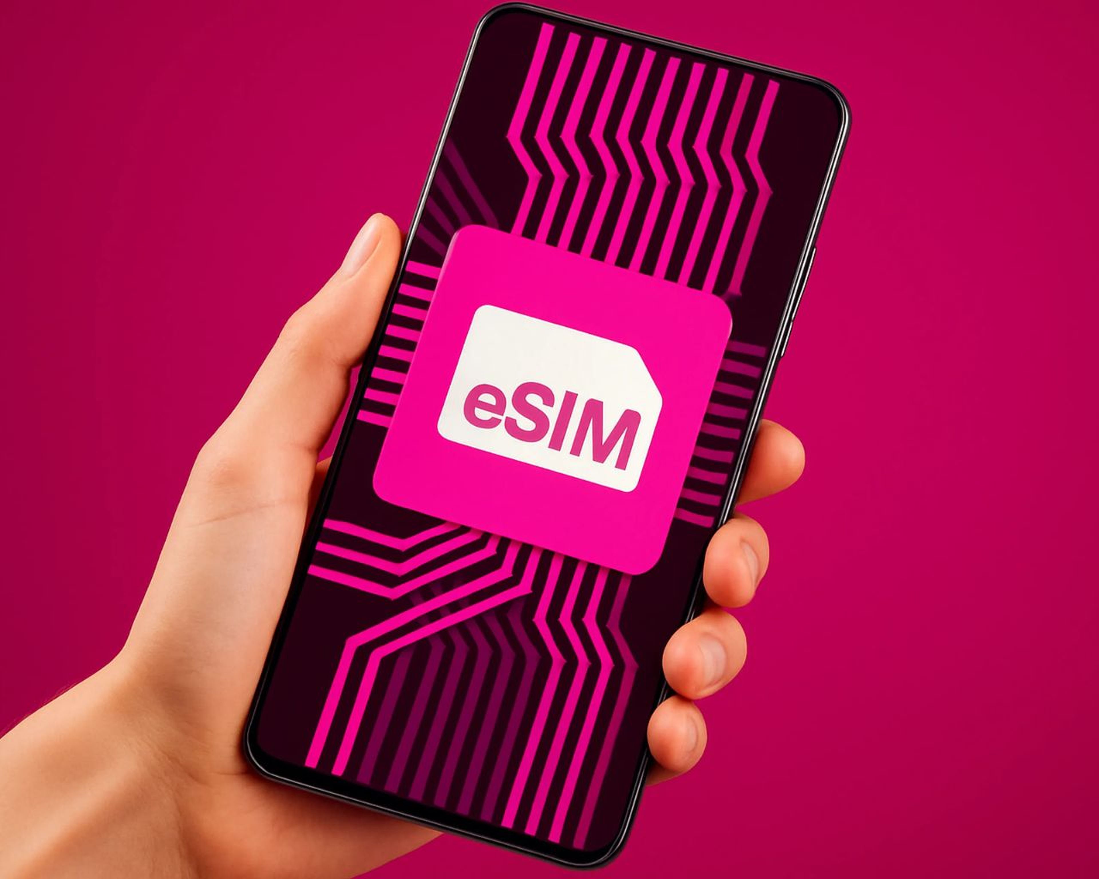 eSIM Ruka držiaca smartfón zobrazujúca digitálnu grafiku ružovej dosky plošných spojov s nápisom „eSIM“ v strede obrazovky.