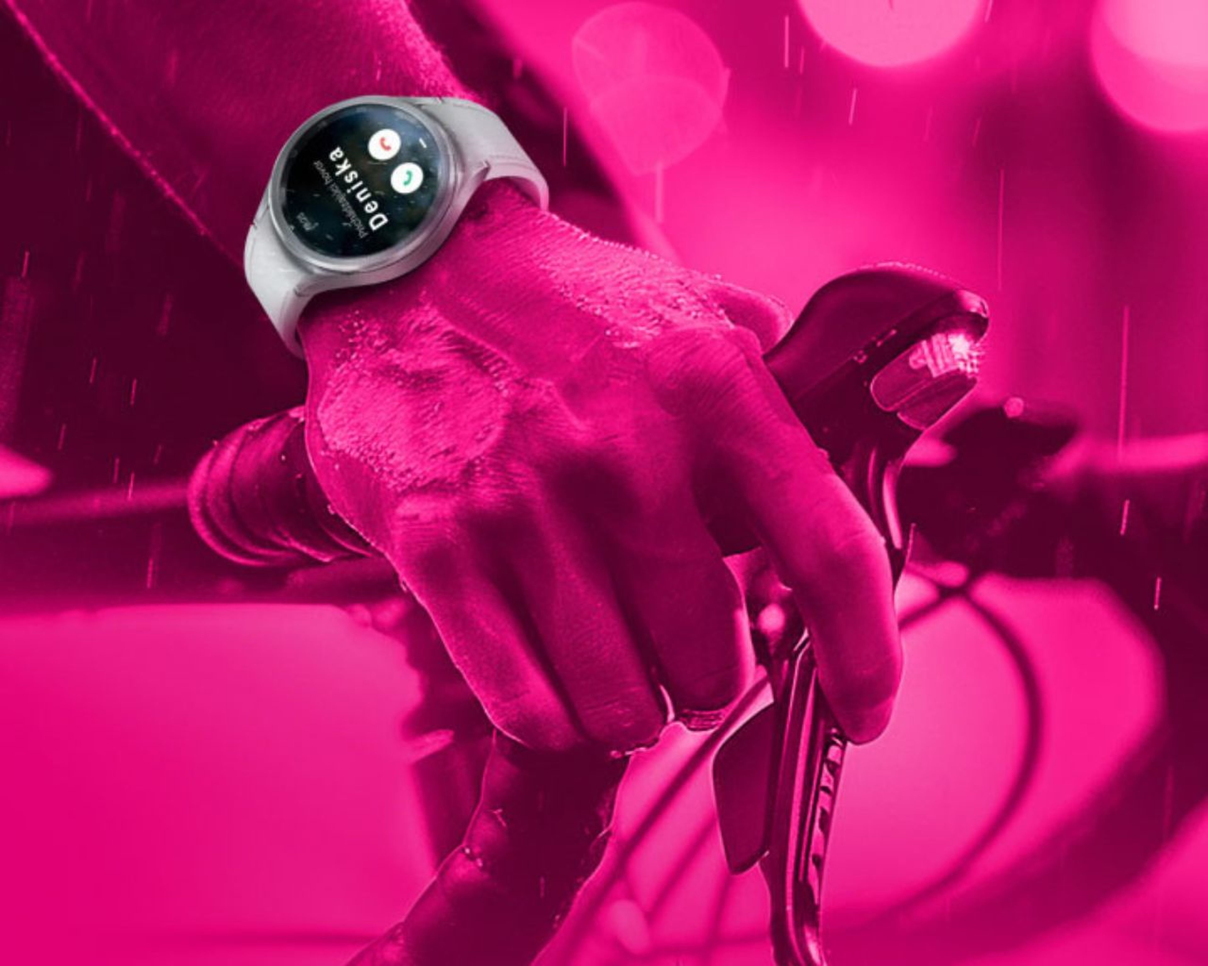 Connect my watch Detailný záber na ruku cyklistu na riadidlách s inteligentnými hodinkami zobrazujúcimi hovor od Denisky s ružovým prekrytím a viditeľnými dažďovými kvapkami.