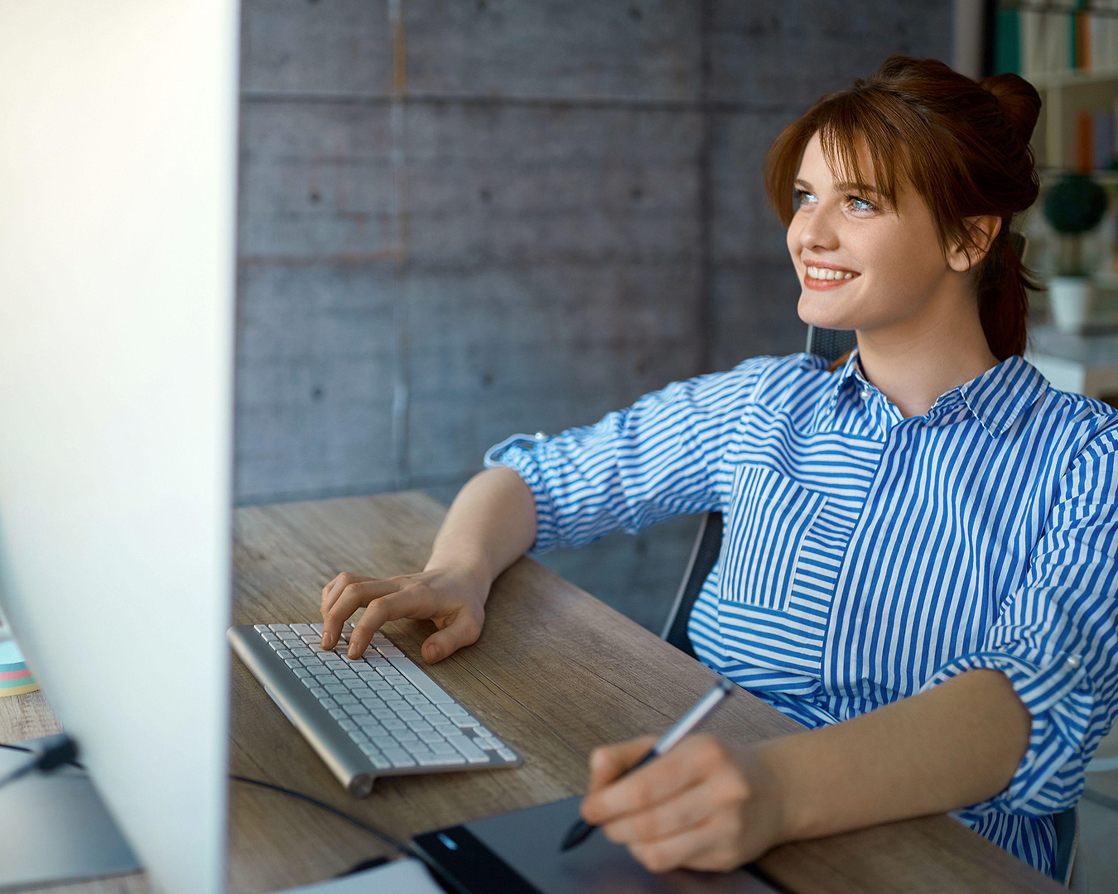 ilustračný obrázok znázorňuje ženu pracujúcu na počítači