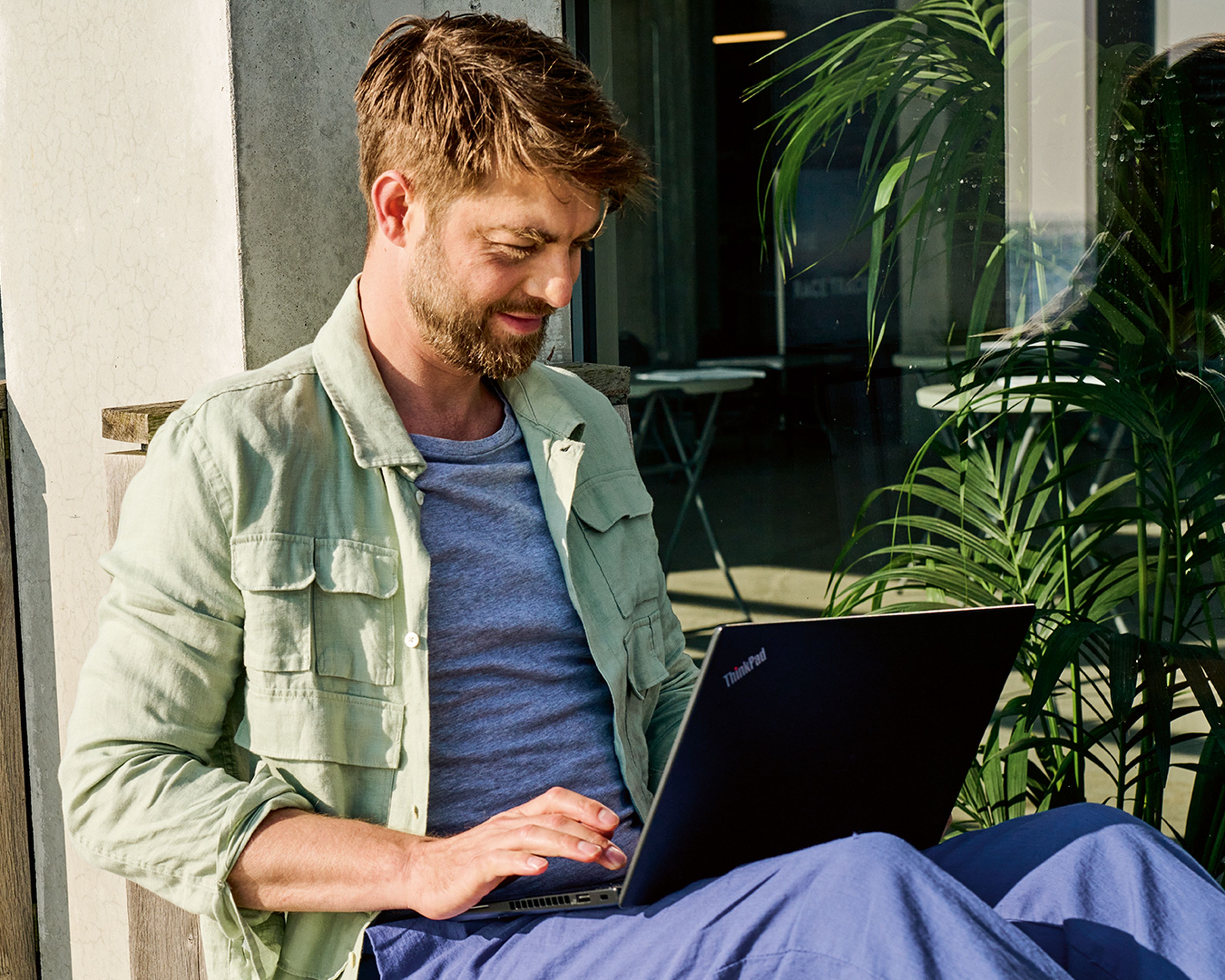 ilustračný obrázok znázorňuje muža pracujúceho na notebooku