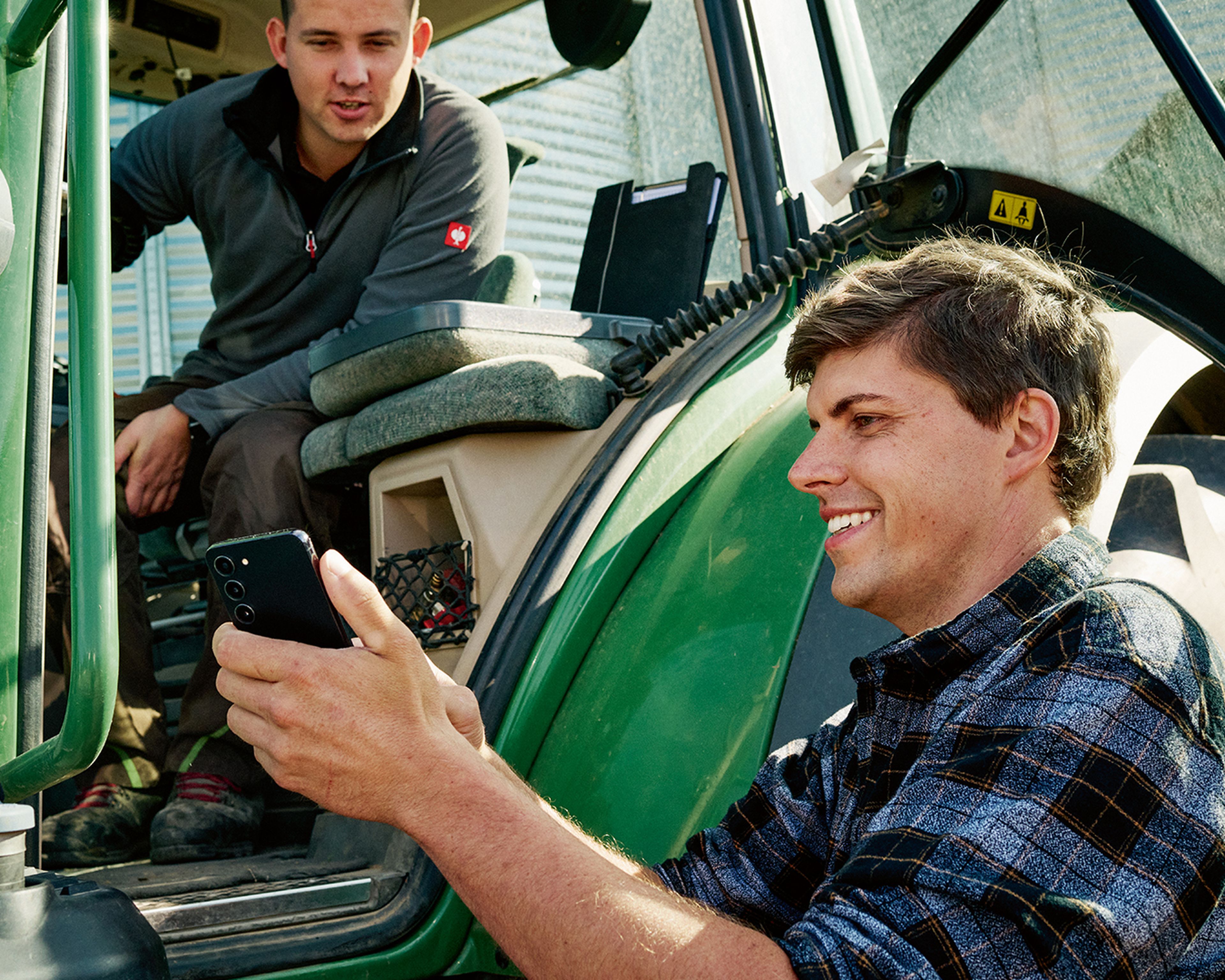 ilustračný obrázok znázorňuje dvoch mužov pozerajúcich do smartfónu