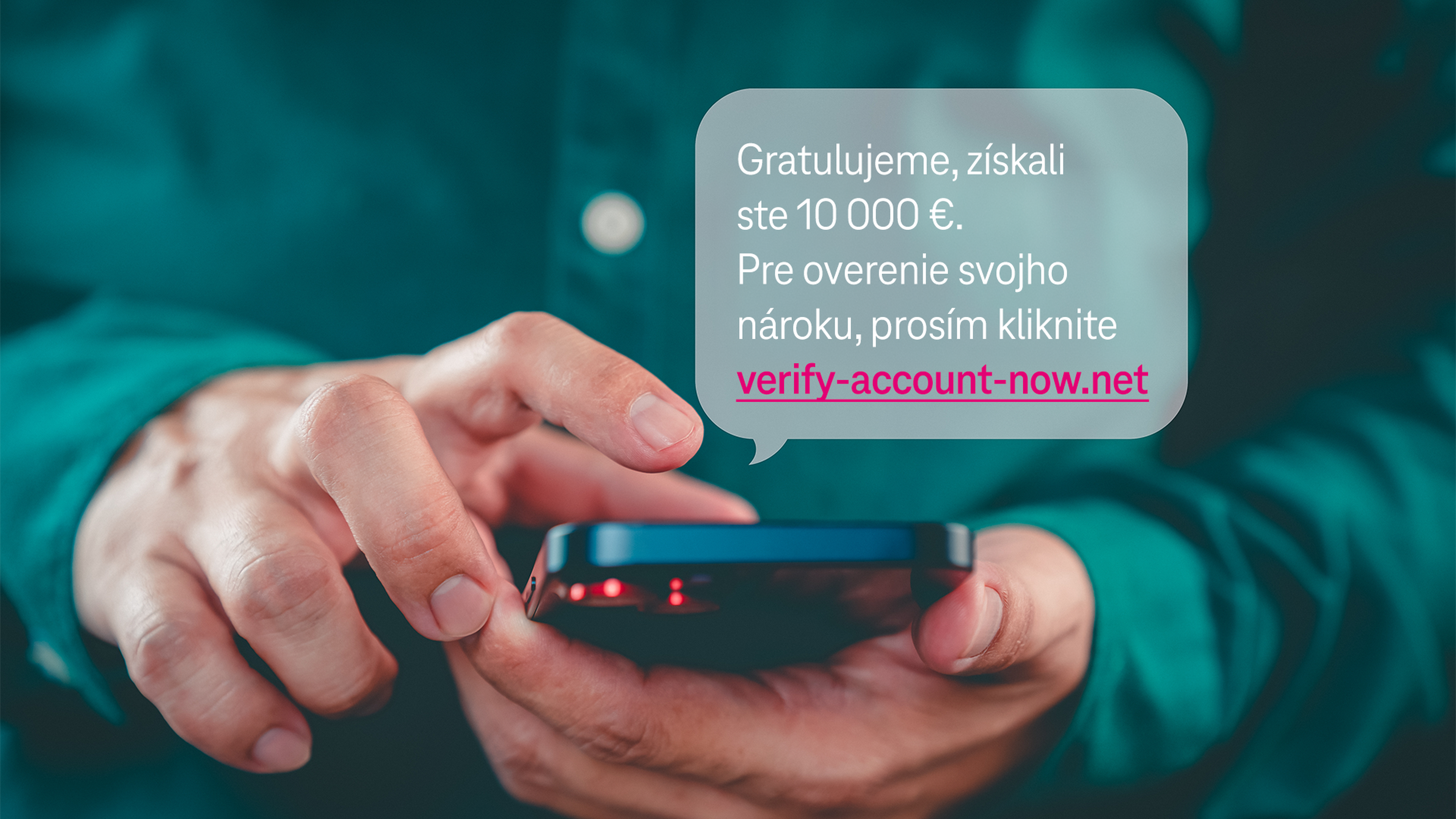 Osoba drží smartfón a číta podozrivú SMS o výhre 10 000 € s výzvou na overenie účtu prostredníctvom odkazu.
