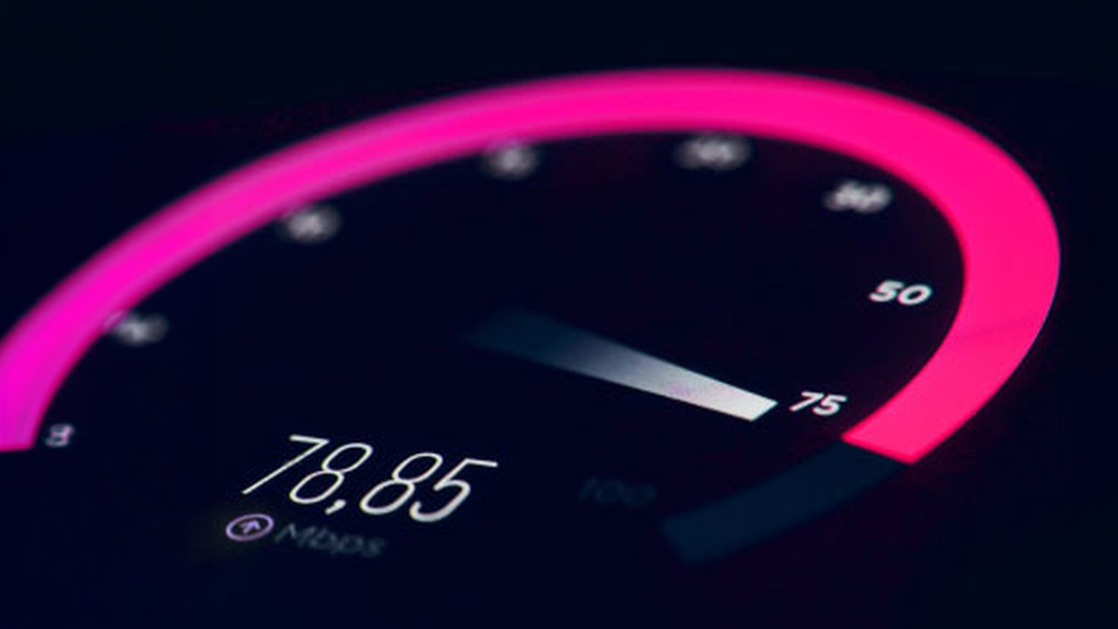 Rýchlomer s ručičkou na hodnote 78,85 Mbps na tmavom pozadí, zdôrazňujúci výkon internetu.