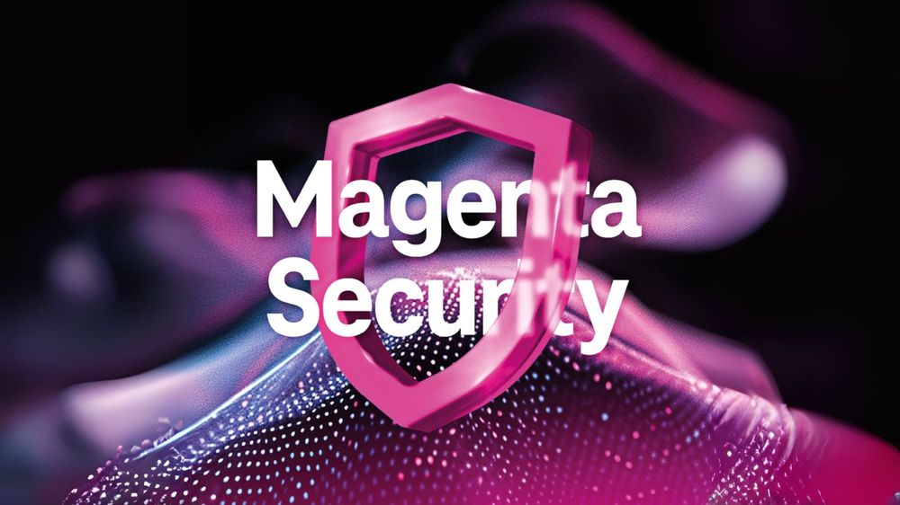 Purpurové logo Magenta Security s ružovým štítom a textom na tmavom, abstraktnom pozadí s plynulými, farebnými vlnami.