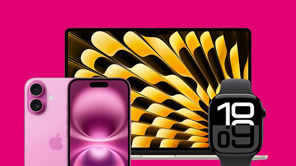 Mobilné zariadenia a hodinky pred notebookom s farebnou obrazovkou na ružovom pozadí.