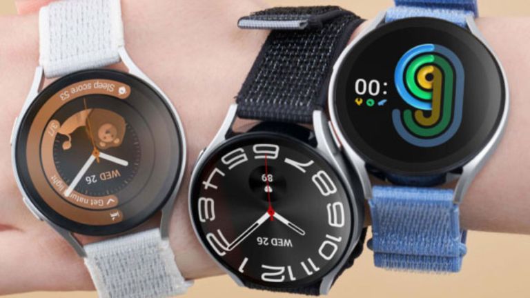 Tri inteligentné hodinky s rôznymi displejmi a farebnými remienkami na zápästiach, zobrazujúce rôzne digitálne rozhrania a čas.