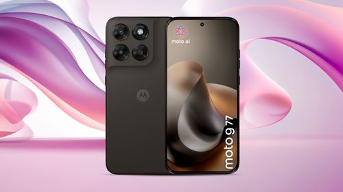 Telefón Motorola Moto 977 s trojitým fotoaparátom na ružovo-fialovom pozadí.