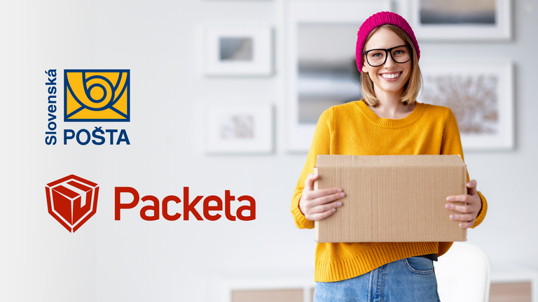 Žena s okuliarmi v oranžovom svetri drží škatuľu. Logá Slovenská pošta a Packeta v pozadí.