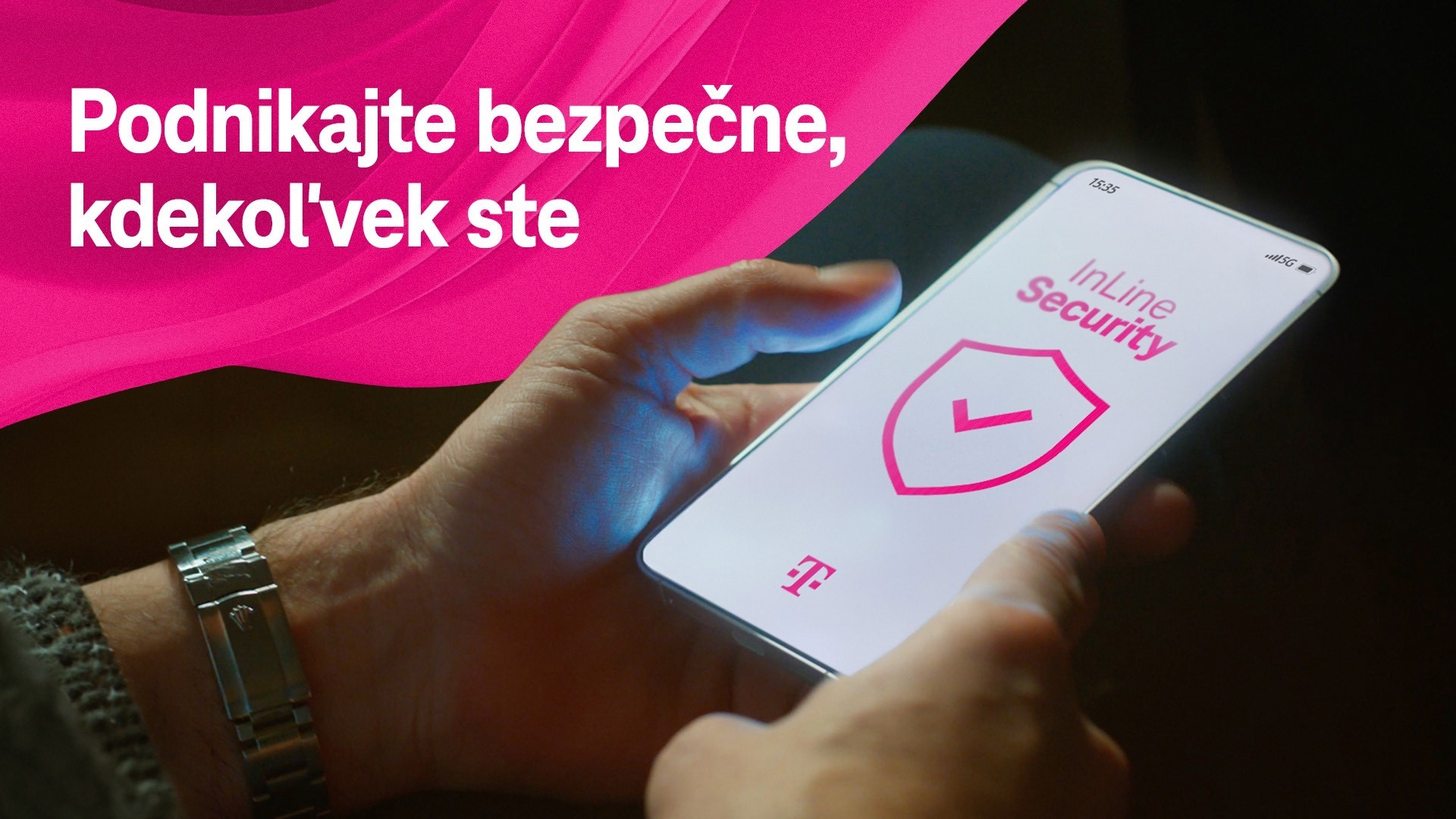 Ruka držiaca mobilný telefón s aplikáciou InLine Security od Telekom.sk, zobrazenou na obrazovke.