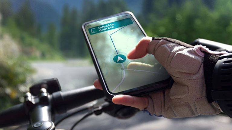 mobil so zapnutou navigáciou pripevnený na bicykli