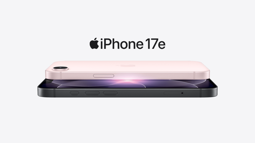 Dve uložené zariadenia iPhone 17e, jeden v ružovej a druhý v čiernej farbe, s logom Apple nad nimi.