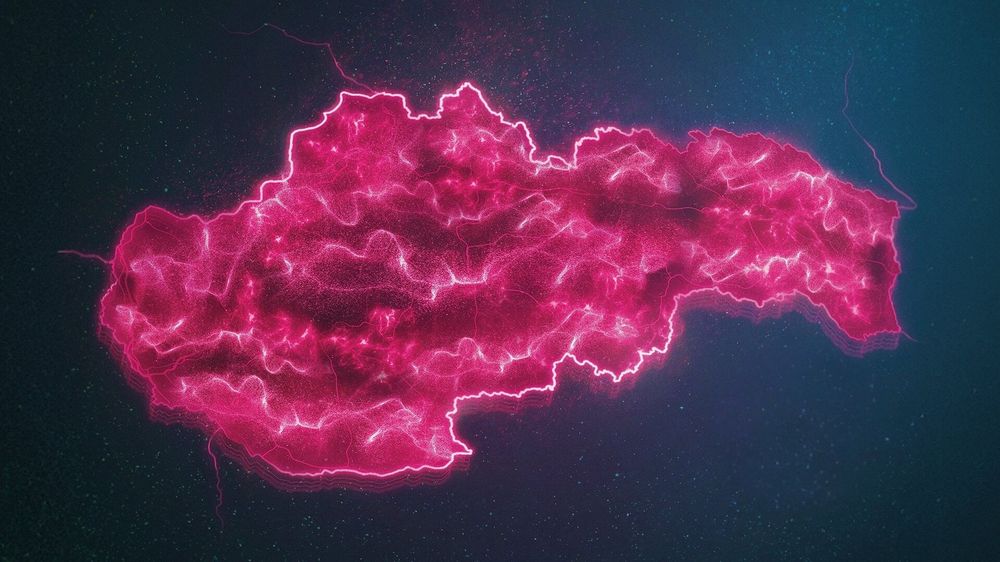 Abstraktný neónovo ružový oblakovitý tvar Slovenska so žiariacimi okrajmi na tmavomodrom pozadí, pripomínajúci dynamickú formu elektrickej energie.