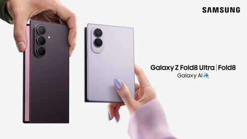 Dva smartfóny Samsung Galaxy Z Fold8 v rôznych farbách držiace v rukách, logo Samsung v rohu.