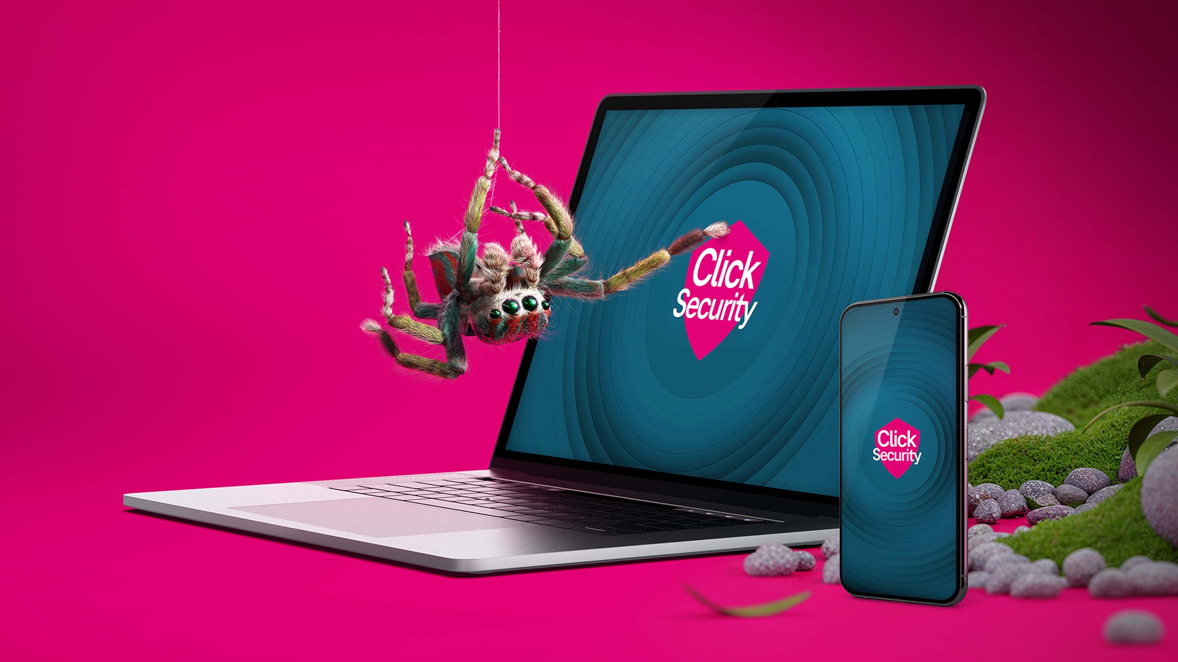Pavúk visí nad notebookom a smartfónom s nápisom "Click Security" na obrazovkách, ružové pozadie.