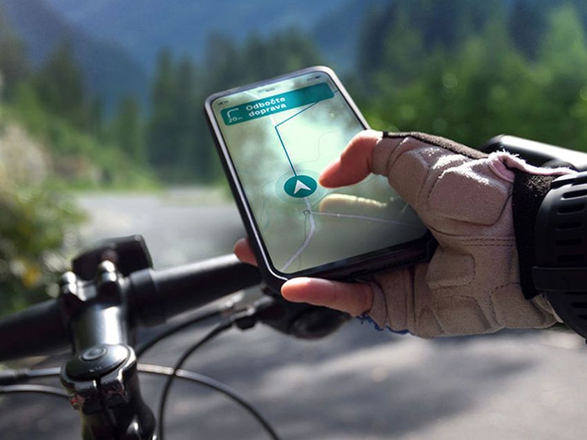 mobil so zapnutou navigáciou pripevnený na bicykli