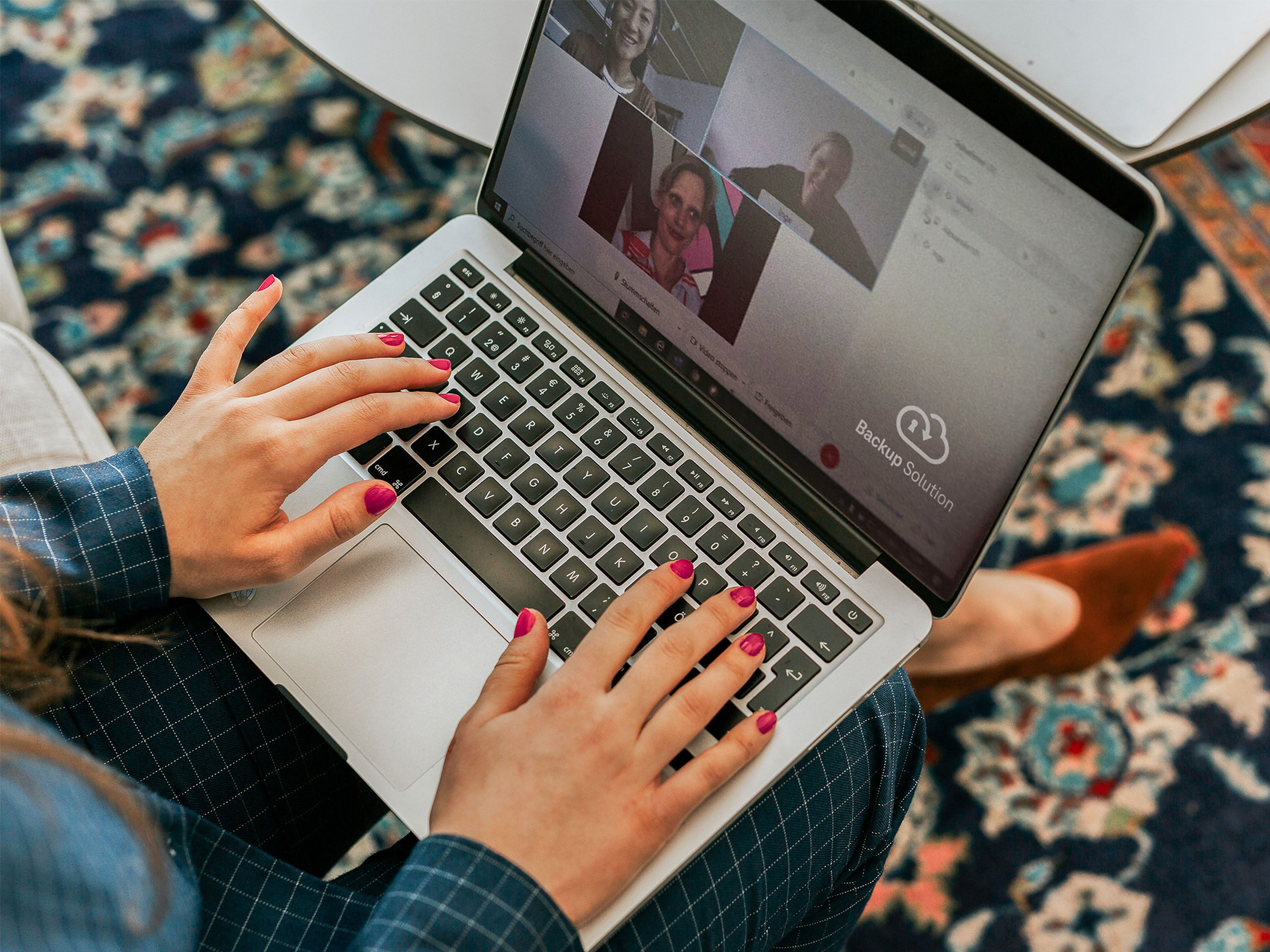 ilustračný obrázok znázorňuje ruky na klávesnici notebooku