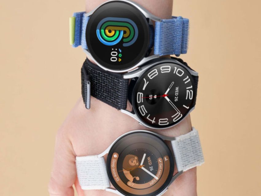 Tri inteligentné hodinky s rôznymi displejmi a farebnými remienkami na zápästiach, zobrazujúce rôzne digitálne rozhrania a čas.