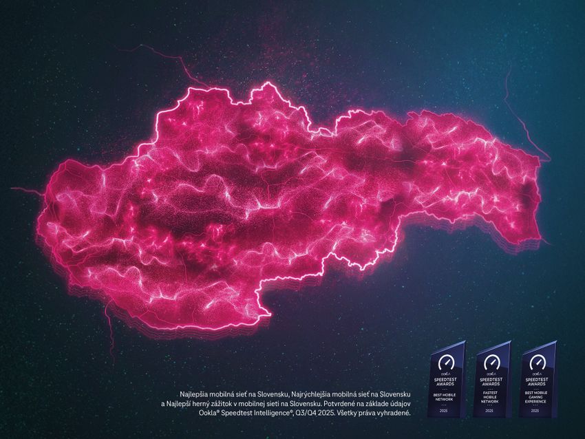 Žiarivá ružová mapa Slovenska na tmavom pozadí s textom a tromi ikonami ocenení za rýchlostné testy v spodnej časti.