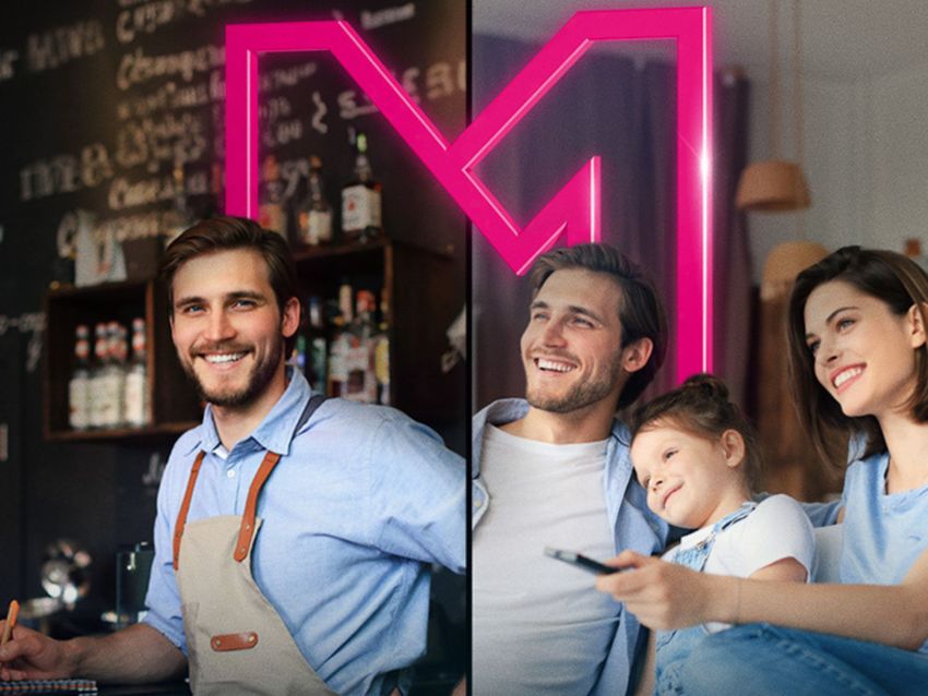 Rozdelený obrázok: Vľavo zobrazuje usmievavého muža v zástere v kaviarni; vpravo ho zobrazuje so ženou a dieťaťom na gauči, všetci sa usmievajú, s ružovým prekrytím „M“.