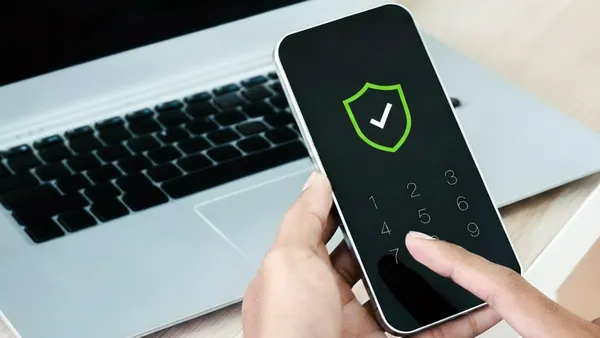 Používateľ zadáva kód na mobilnom zariadení – OnNet Security ako automatická ochrana pred nebezpečnými webmi a kybernetickými hrozbami.