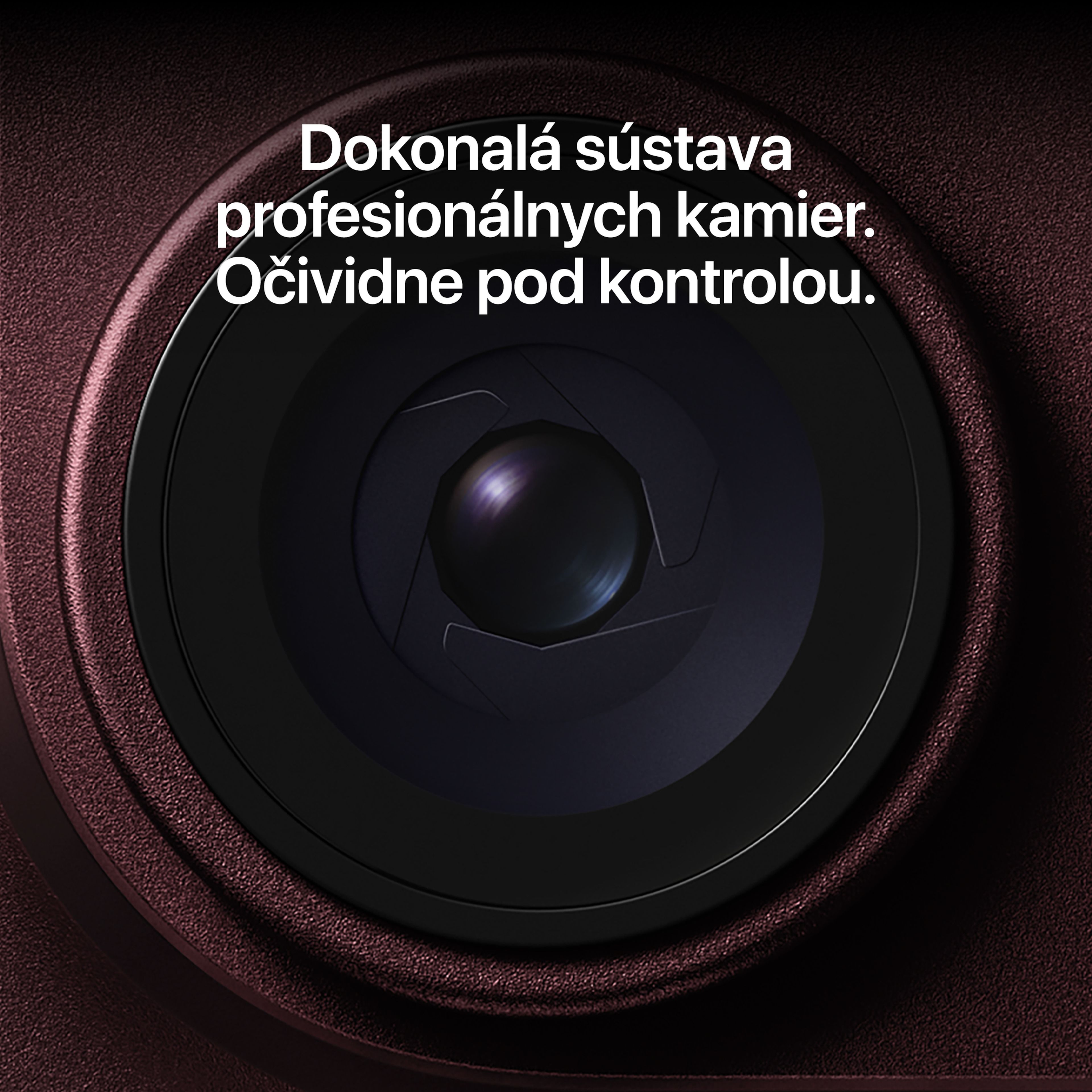 Detailný pohľad na objektív kamery s textom: "Dokonalá sústava profesionálnych kamier. Očividne pod kontrolou."