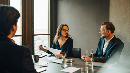 Obchodné stretnutie v zasadačke – vizuál služby Microsoft 365 pre firmy od Telekomu.