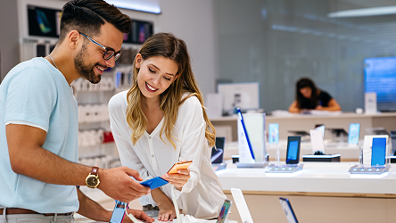 Predavač a zákazníčka pri platbe v predajni – vizuál služby Microsoft 365 pre firmy od Telekomu.
