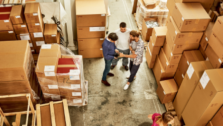 Pracovníci logistckého centra v sklade pracujú s tabletom.