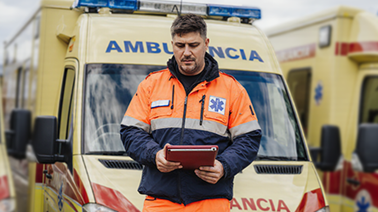 Zdravotnícke zariadenia a ambulancia s digitálnym monitoringom vozidiel.