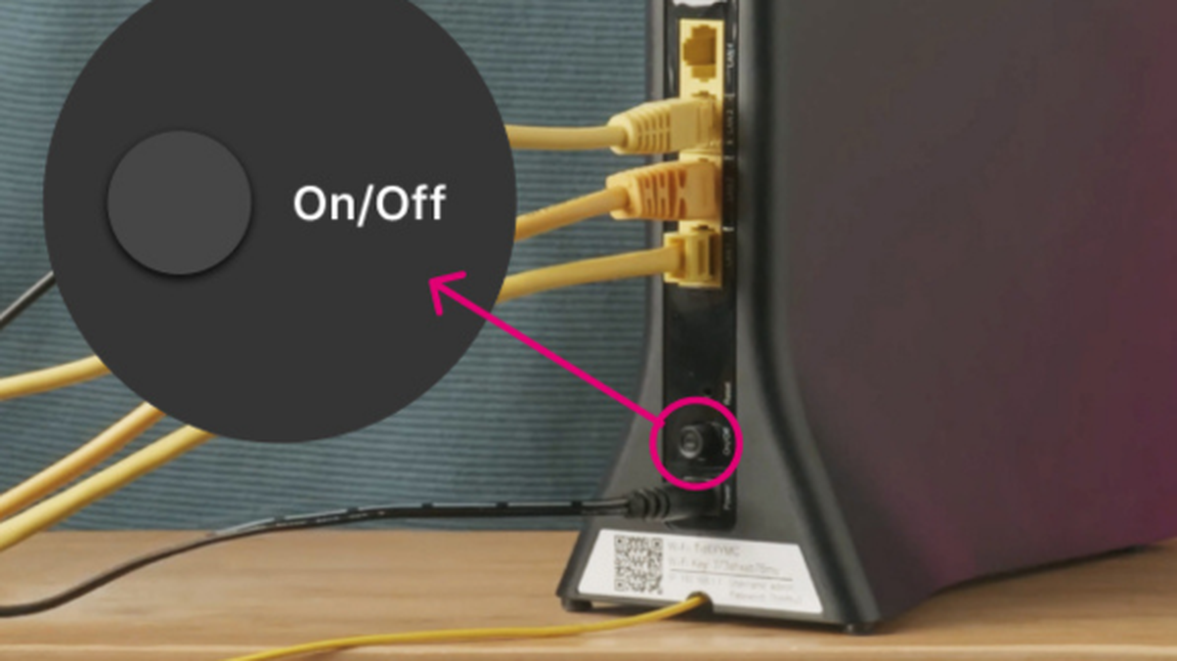 Zadná strana routera s viacerými pripojenými žltými káblami a zvýrazneným tlačidlom zapnutia/vypnutia.