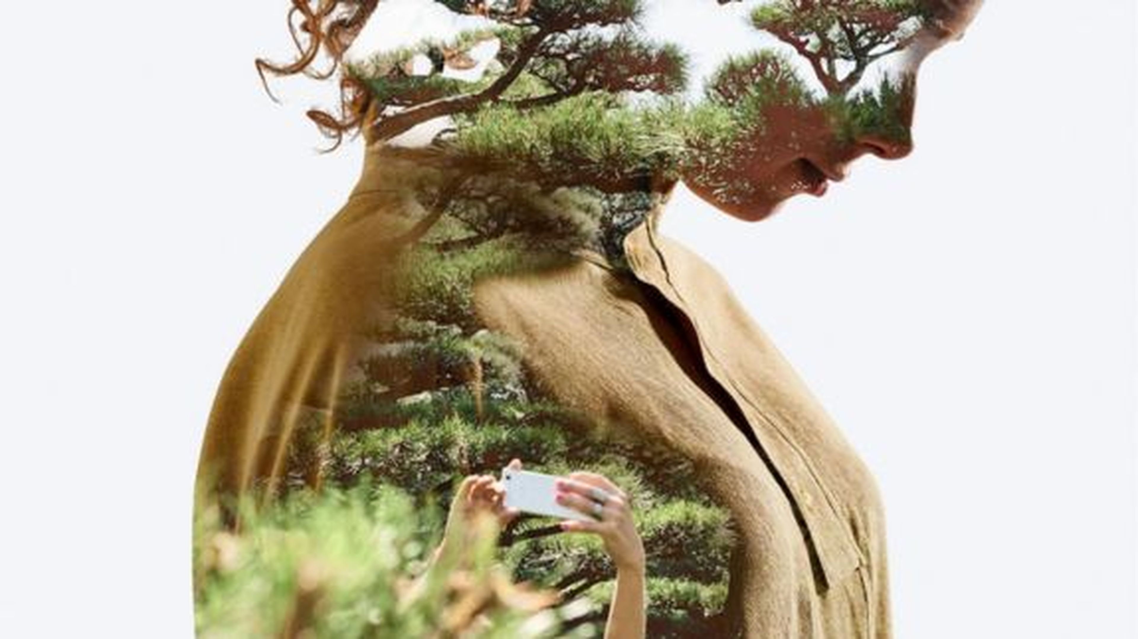 Dvojexpozičný obraz ženy v profile, prekrytý stromami a zeleňou, vytvárajúci pokojnú siluetu nabitú prírodou.