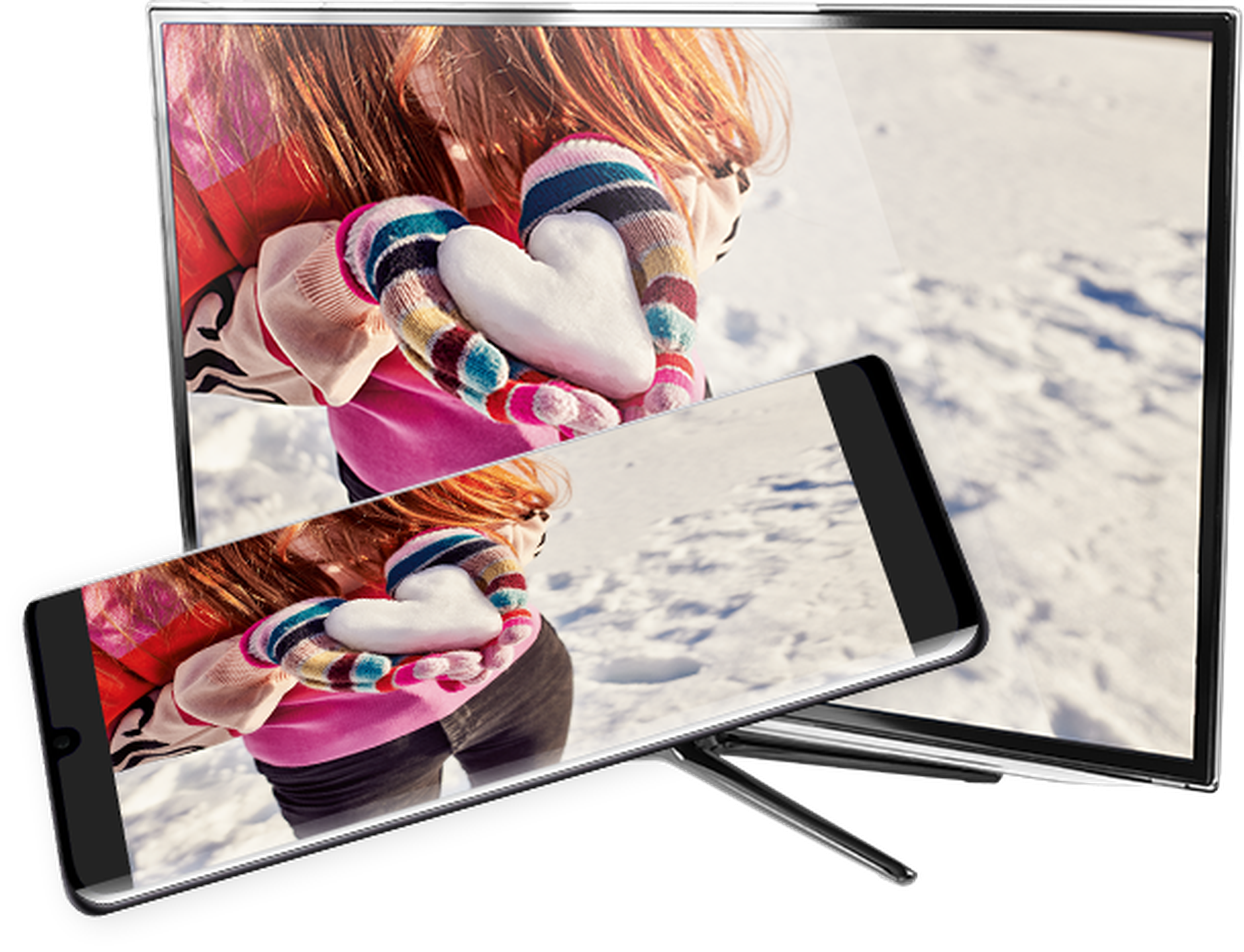 Smartfón a televízor zobrazujú rovnaký obrázok osoby v zimnom oblečení, ktorá drží snehovú guľu v tvare srdca.