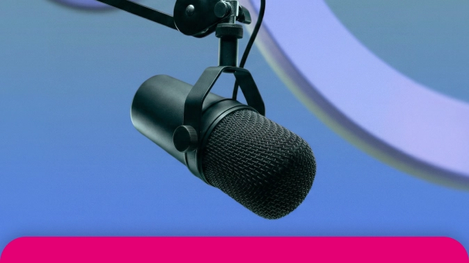 Detailný záber štúdiového mikrofónu v ružovo-fialovom osvetlení symbolizujúci online rozhovor LiveTalk o digitálnych rizikách pre manažérov a firmy.