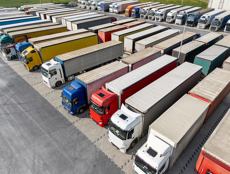 Firemné nákladné vozidlá v logistike so službou Monitoring vozidiel od T Business.