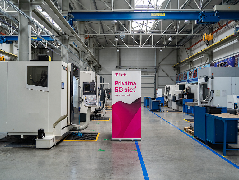 Výrobná hala Smart Factory 5G Campus na Technickej univerzite v Košiciach s privátnou 5G sieťou.