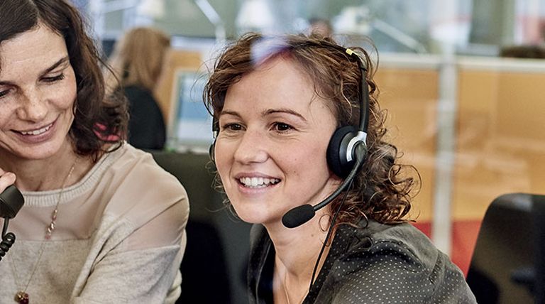 Zákaznícka podpora pri telefonovaní v kancelárii.