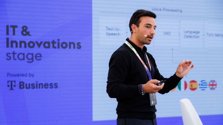 Leander Zapheriou z ElevenLabs počas prezentácie o budúcnosti hlasovej AI a umelej inteligencie na Forbes Business Fest 2026.