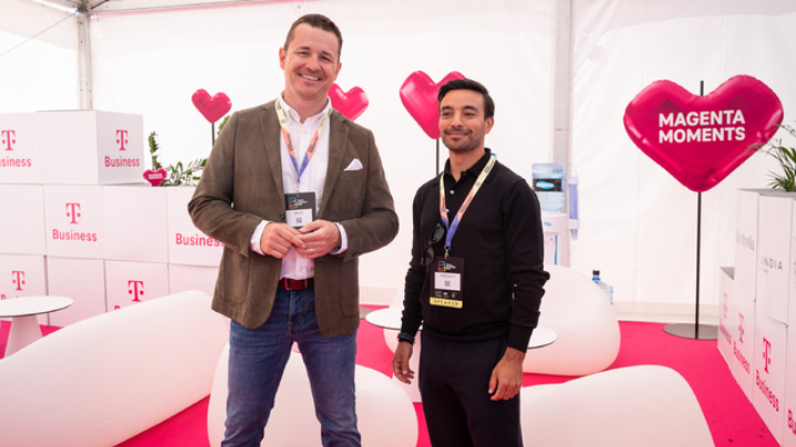 Peter Laco zo Slovak Telekom a Leander Zapheriou z ElevenLabs na Forbes Business Feste, kde diskutovali o využití umelej inteligencie, hlasových asistentov a voicebotov v biznise. 