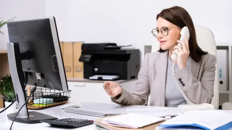Účtovníčka pracuje na počítači – balík Start Secure+ pre firmy, ktoré potrebujú mať veci pod kontrolou aj mimo kancelárie.