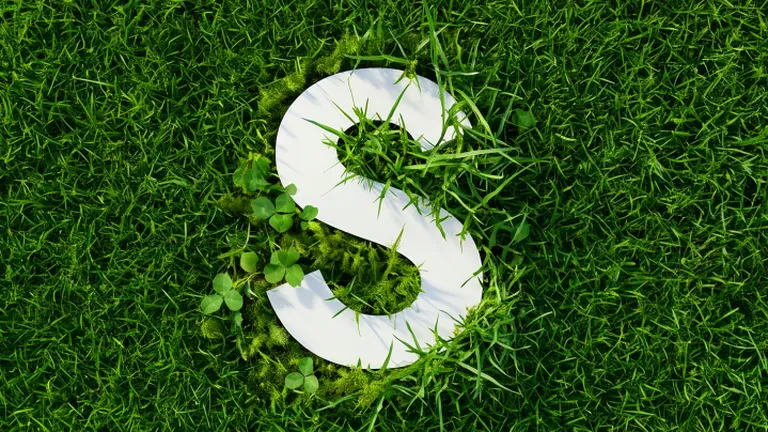 Písmeno "S" vyrezané v zelenej tráve reprezentujúce ESG riešenia od Slovak Telekomu.
