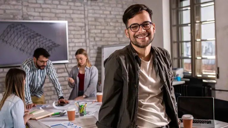 Marketingový tím brainstormuje v kancelárii – balík Start Secure+ pre firmy, ktoré potrebujú mať veci pod kontrolou aj mimo kancelárie.