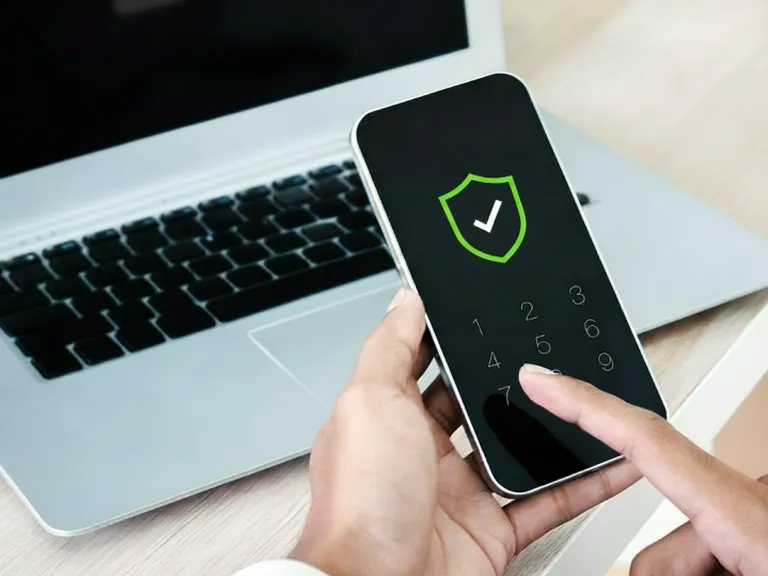 Používateľ zadáva kód na mobilnom zariadení – OnNet Security ako automatická ochrana pred nebezpečnými webmi a kybernetickými hrozbami.