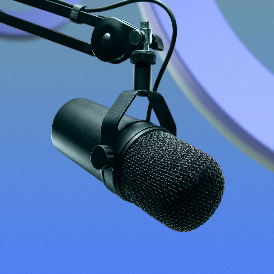 Detailný záber štúdiového mikrofónu v ružovo-fialovom osvetlení symbolizujúci online rozhovor LiveTalk o digitálnych rizikách pre manažérov a firmy.