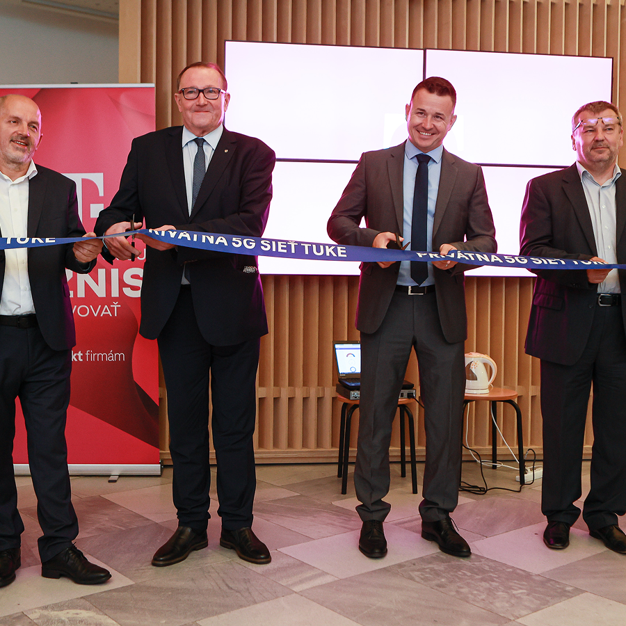 Štyria predstavitelia partnerov Telekom, Siemens a SOVA Digital slávnostne prestrihujú pásku pri otvorení prvej privátnej 5G SA siete na Slovensku na pôde Technickej univerzity v Košiciach (TUKE).